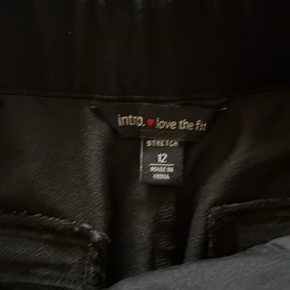 Intro Love the Fit from Dillards pant.  Straight front w/pockets.  Black Size 12 - Picture 3 of 5